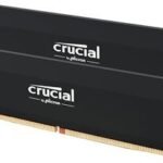 Imagen de un módulo de memoria RAM Crucial DDR4, con una placa de circuito impreso de fondo oscuro, donde se aprecian varios chips de memoria dispuestos de forma ordenada y el logo de Crucial en una esquina, mostrando el diseño moderno y de alta calidad del componente.