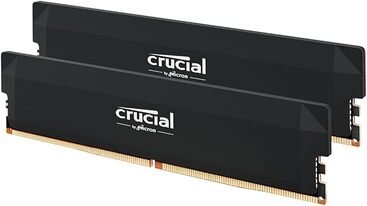 Imagen de un módulo de memoria RAM Crucial DDR4, con una placa de circuito impreso de fondo oscuro, donde se aprecian varios chips de memoria dispuestos de forma ordenada y el logo de Crucial en una esquina, mostrando el diseño moderno y de alta calidad del componente.